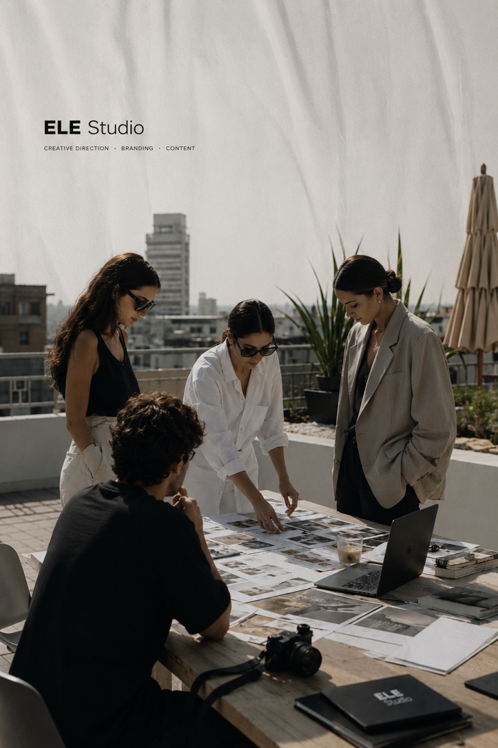 Equipo creativo revisando referencias visuales en una mesa de trabajo