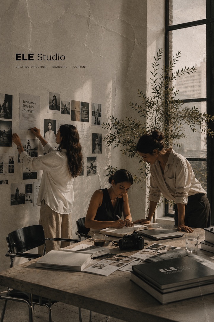 Equipo de ele studio trabajando frente a un muro con referencias de marca